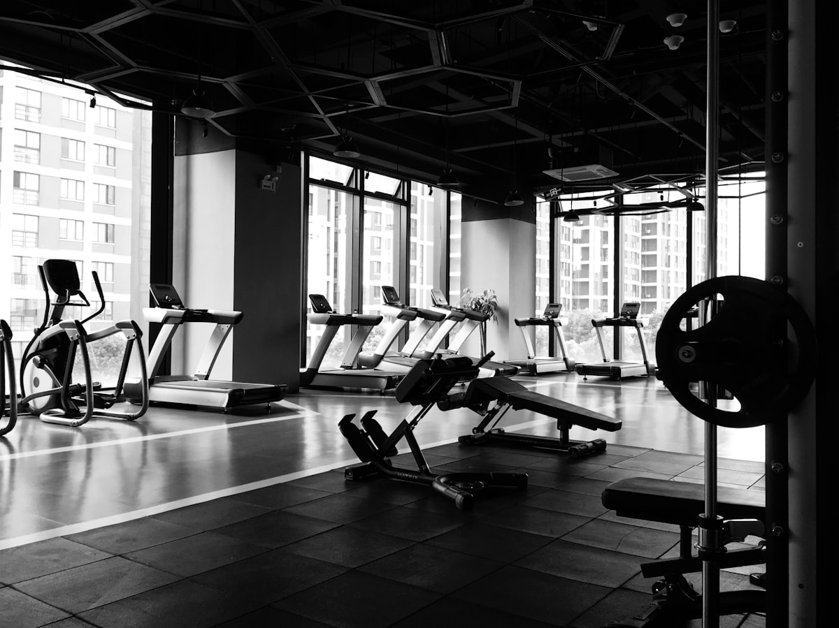 Gimnasio con grandes ventanales a la ciudad