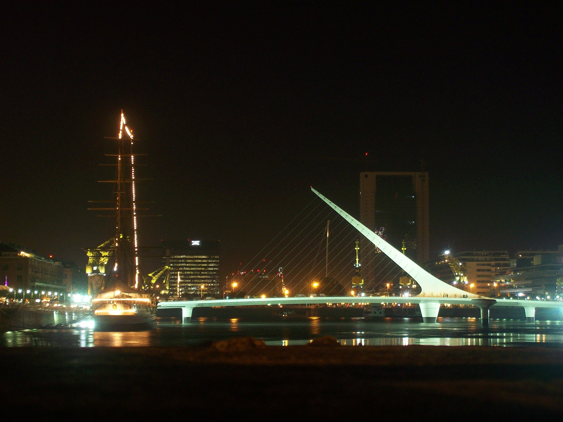 Puente de la Mujer iluminado de noche en Puerto Madero