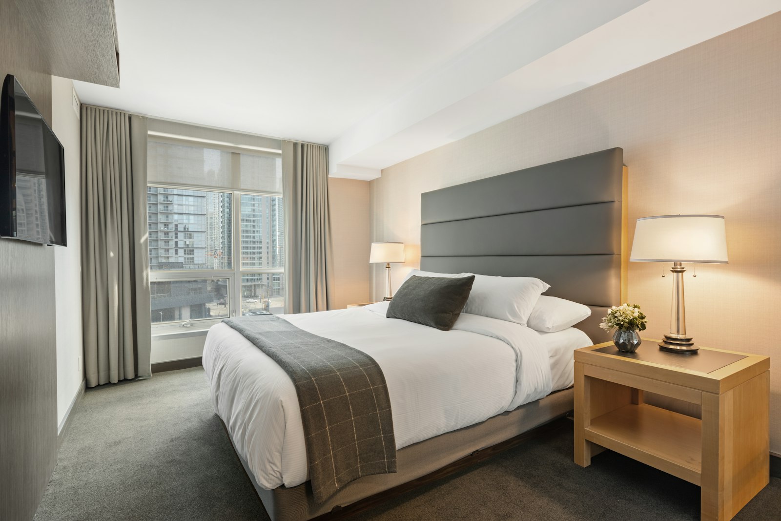 Habitación Deluxe con grandes ventanales y vista a la ciudad